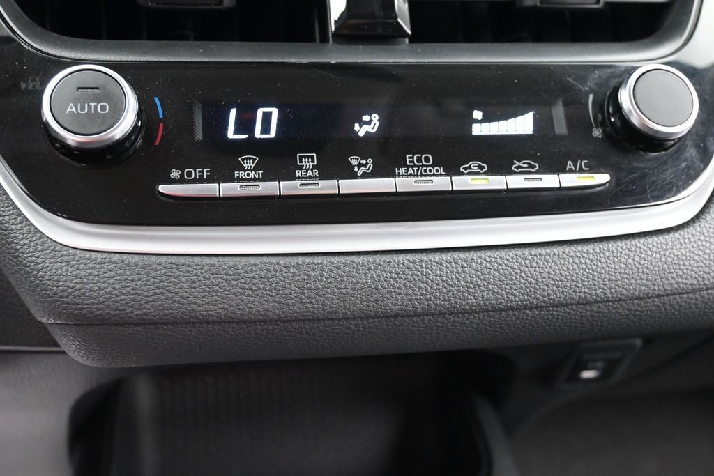 Toyota Corolla Vehicle Full-screen Gallery Image 11
