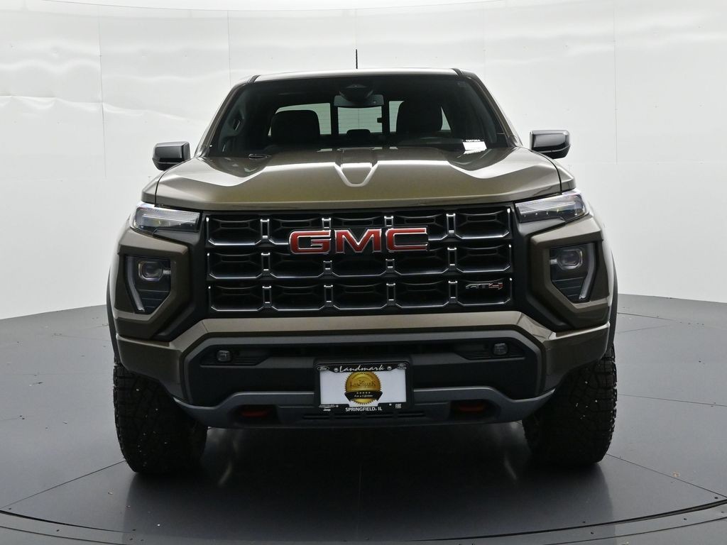 GMC Canyon Vehicle Full-screen Gallery Image 3