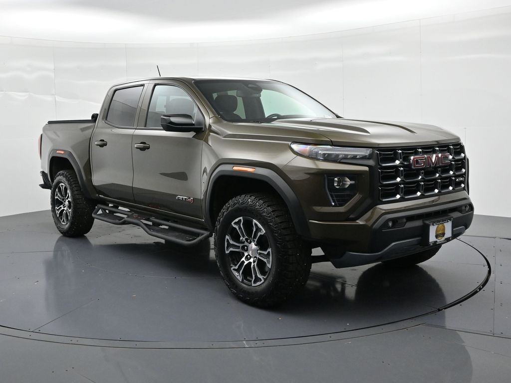 GMC Canyon Vehicle Full-screen Gallery Image 4