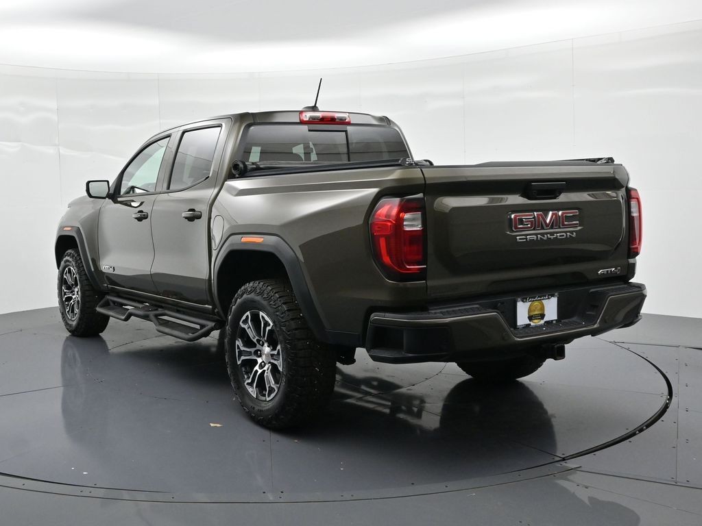GMC Canyon Vehicle Full-screen Gallery Image 8