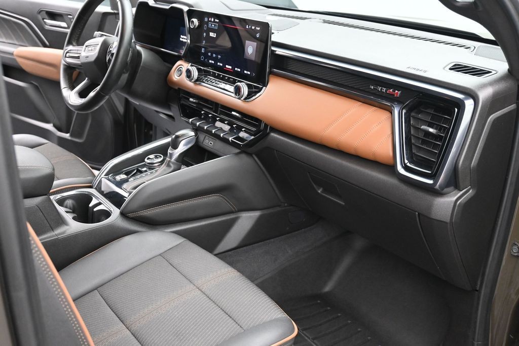 GMC Canyon Vehicle Full-screen Gallery Image 10