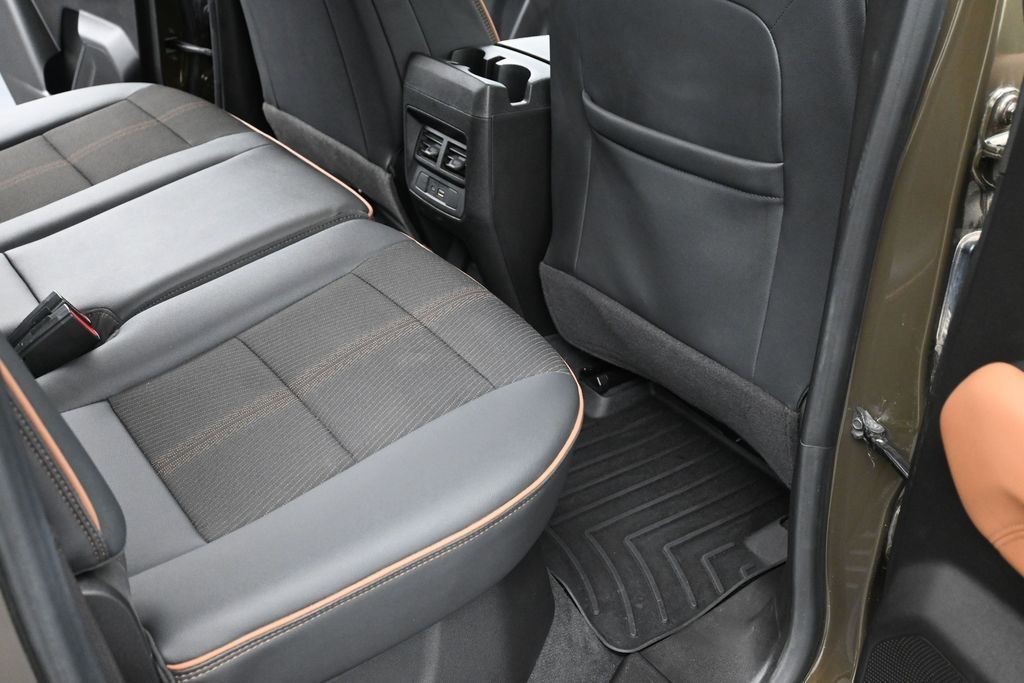 GMC Canyon Vehicle Full-screen Gallery Image 11