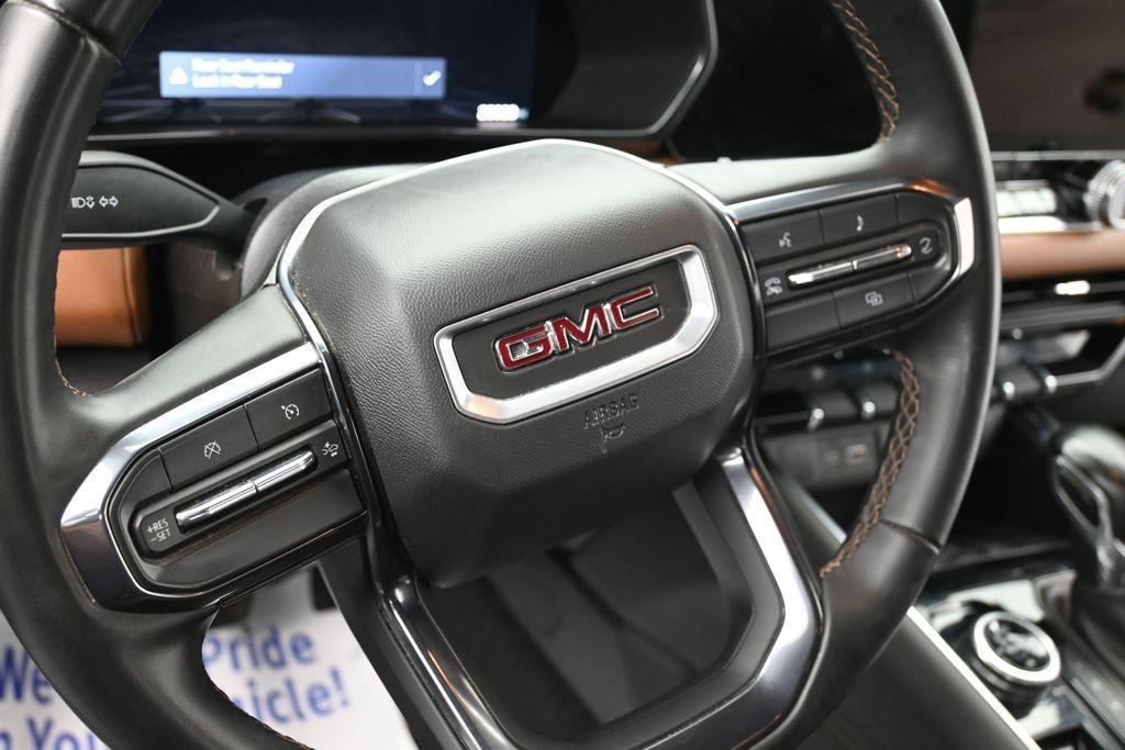 GMC Canyon Vehicle Full-screen Gallery Image 14