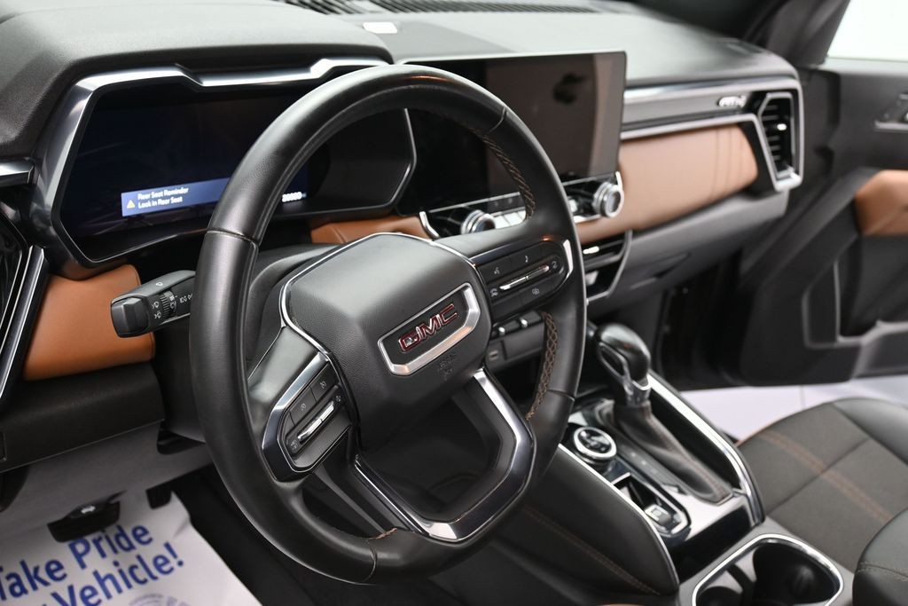 GMC Canyon Vehicle Full-screen Gallery Image 15