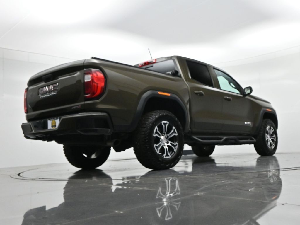 GMC Canyon Vehicle Full-screen Gallery Image 22