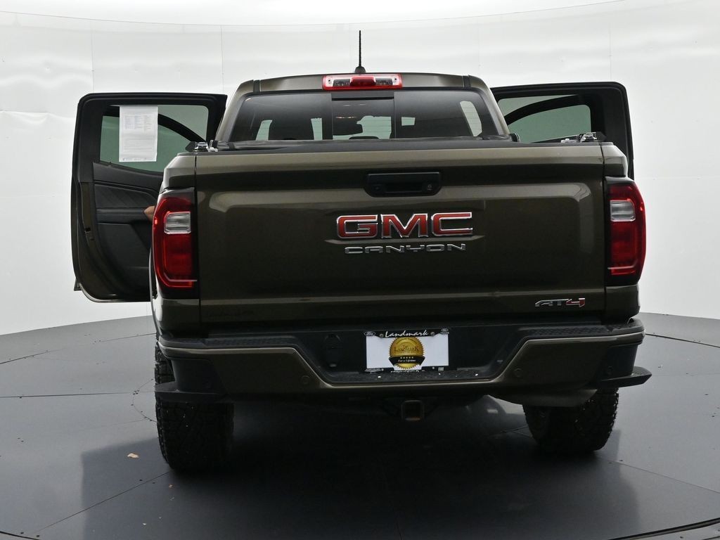 GMC Canyon Vehicle Full-screen Gallery Image 27