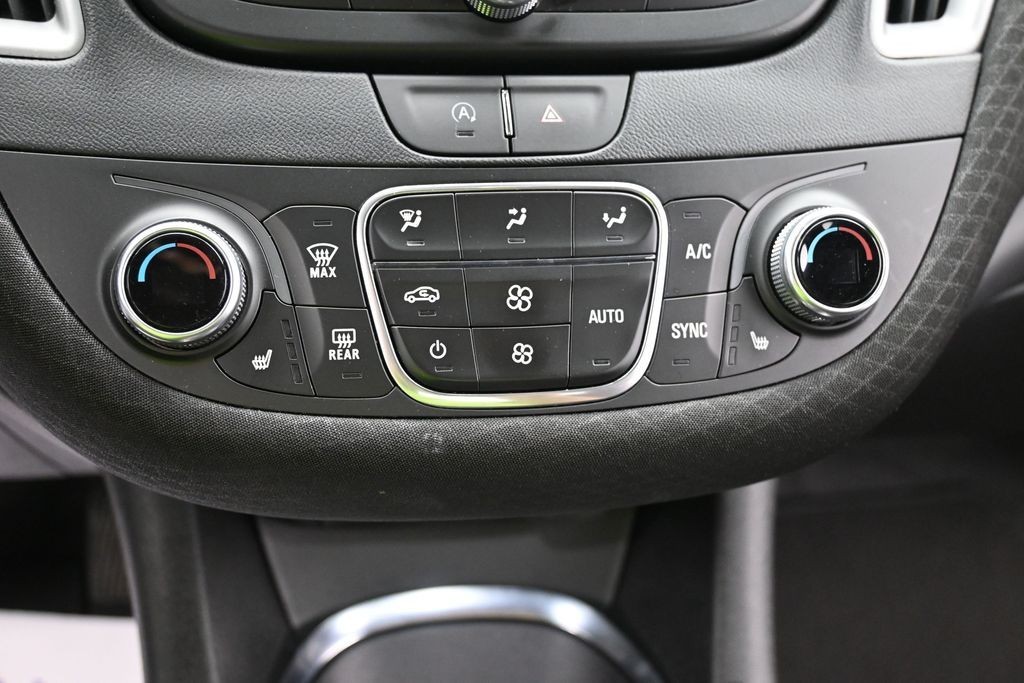 Chevrolet Malibu Vehicle Full-screen Gallery Image 11