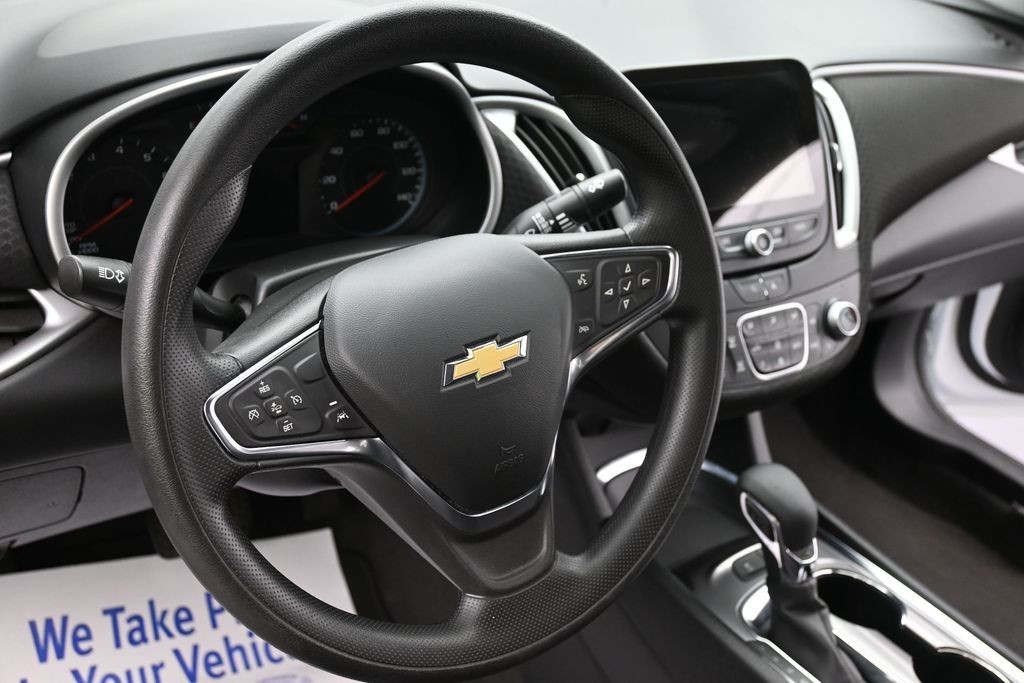 Chevrolet Malibu Vehicle Full-screen Gallery Image 13