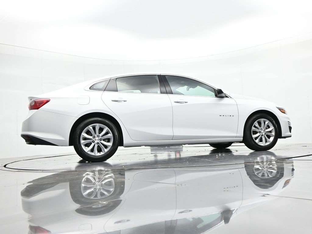Chevrolet Malibu Vehicle Full-screen Gallery Image 21
