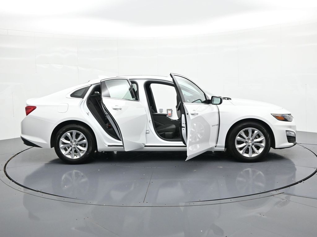 Chevrolet Malibu Vehicle Full-screen Gallery Image 22