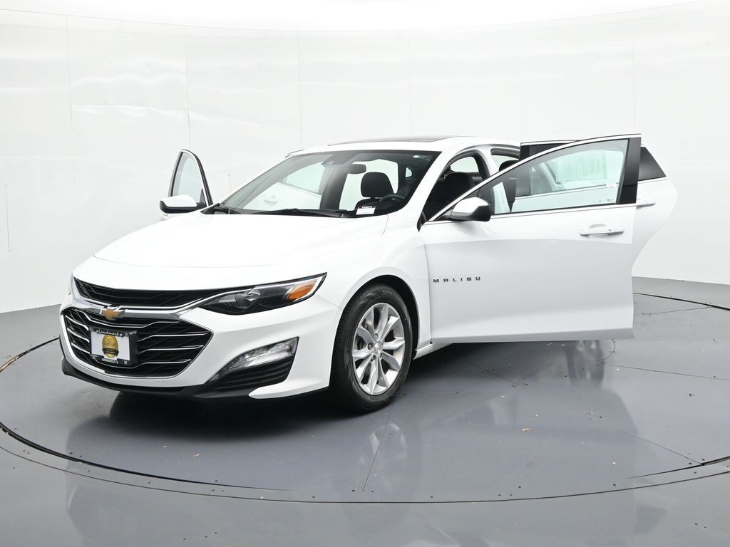 Chevrolet Malibu Vehicle Full-screen Gallery Image 24