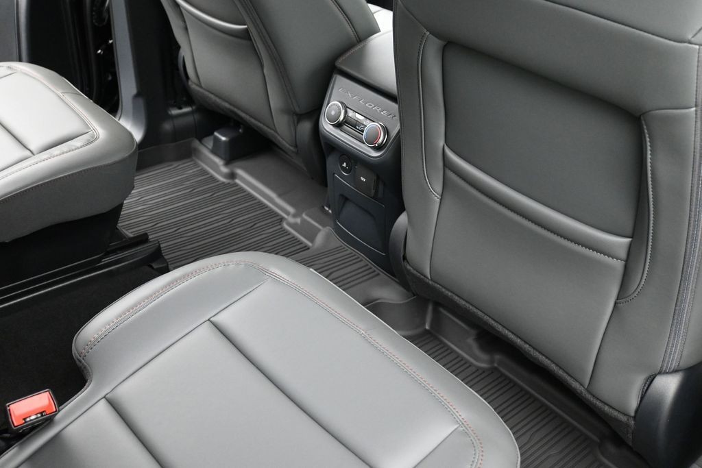 Ford Explorer Vehicle Full-screen Gallery Image 10