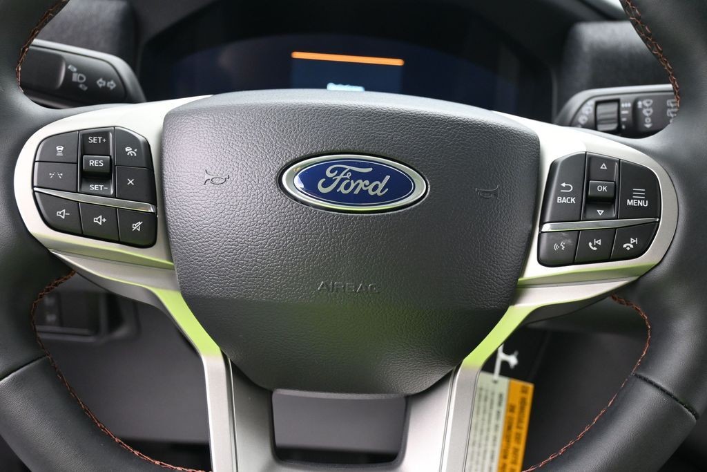 Ford Explorer Vehicle Full-screen Gallery Image 13