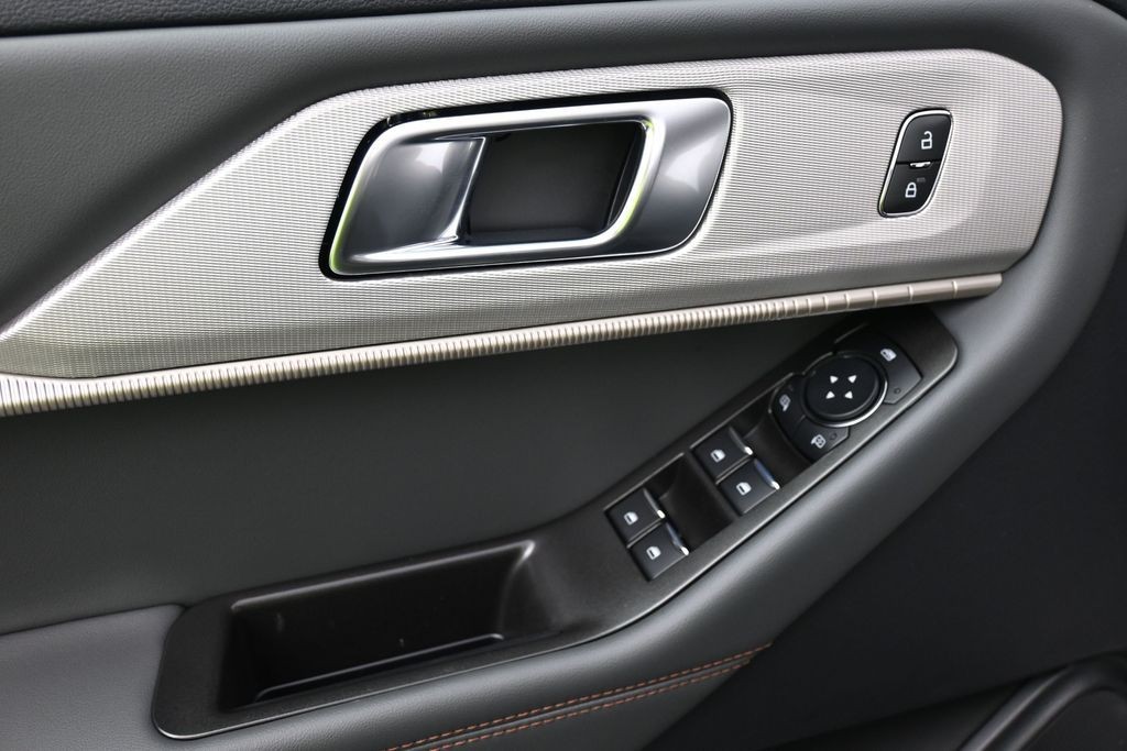Ford Explorer Vehicle Full-screen Gallery Image 14