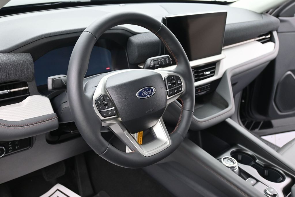 Ford Explorer Vehicle Full-screen Gallery Image 15