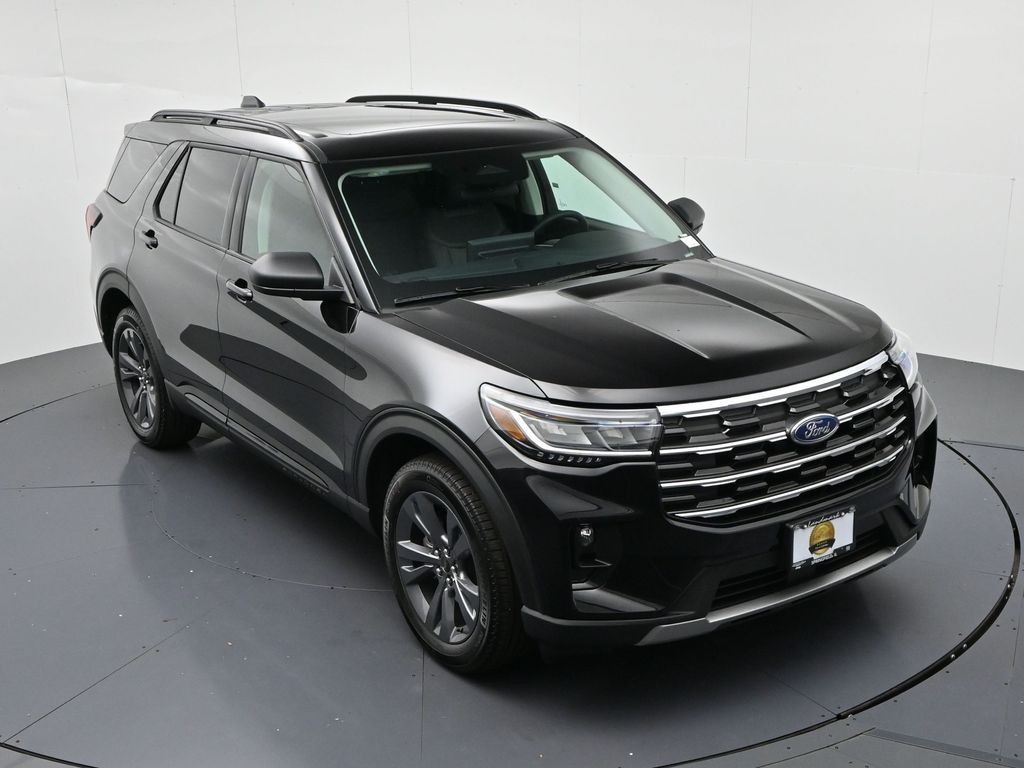 Ford Explorer Vehicle Full-screen Gallery Image 16
