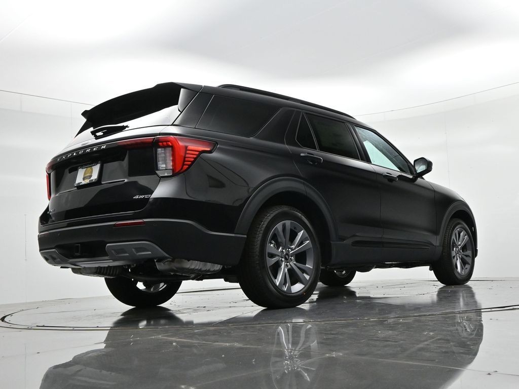 Ford Explorer Vehicle Full-screen Gallery Image 22