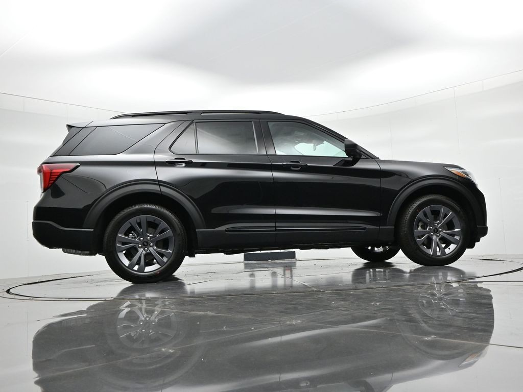 Ford Explorer Vehicle Full-screen Gallery Image 23