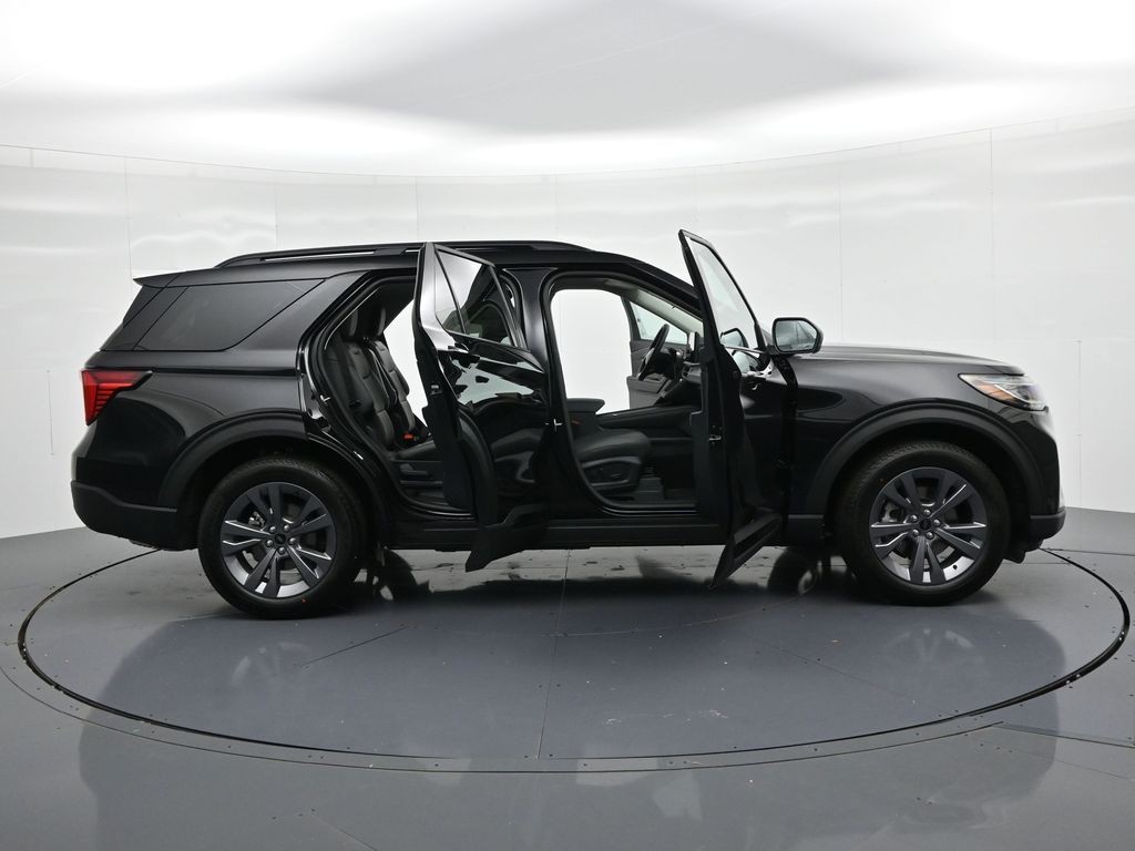 Ford Explorer Vehicle Full-screen Gallery Image 24