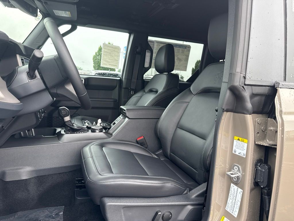 Ford Bronco Vehicle Full-screen Gallery Image 2