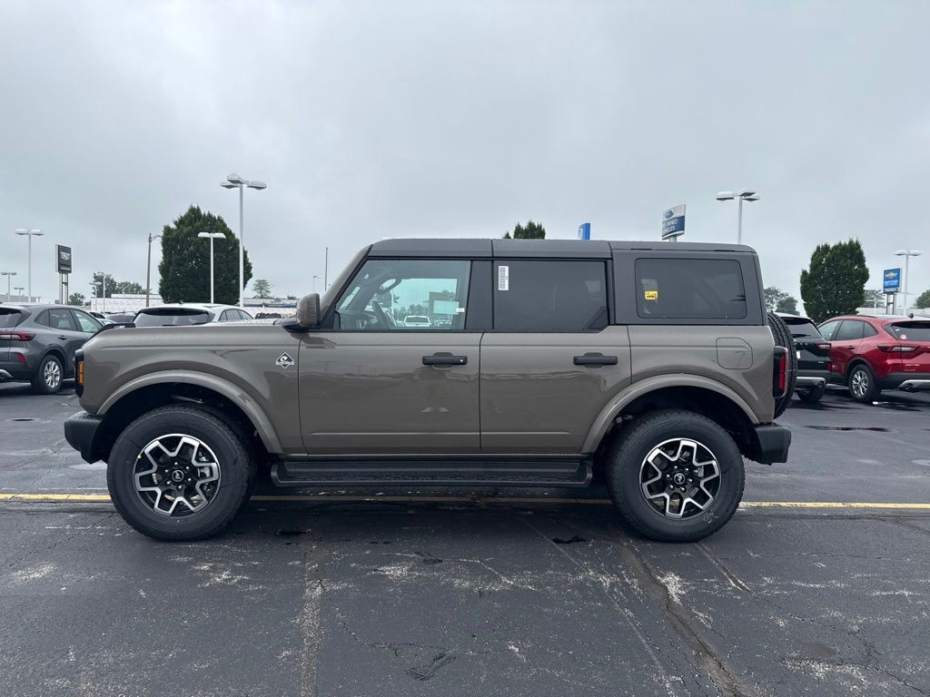 Ford Bronco Vehicle Full-screen Gallery Image 3
