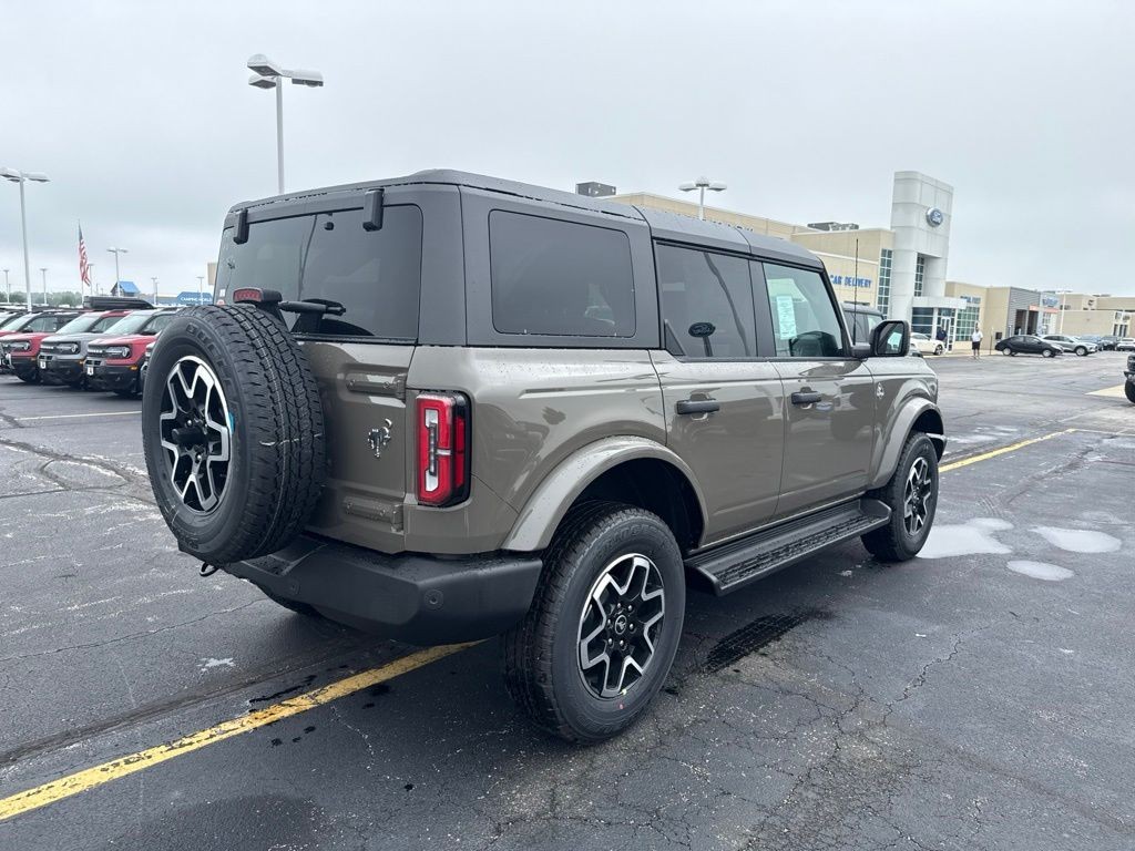 Ford Bronco Vehicle Full-screen Gallery Image 5