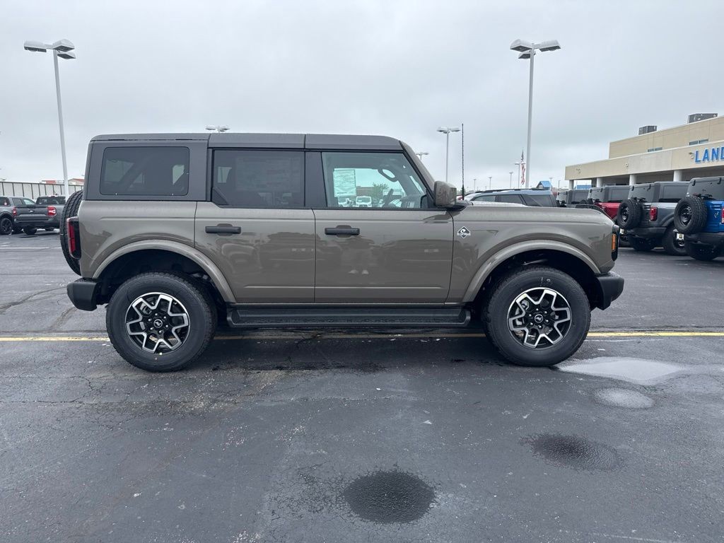 Ford Bronco Vehicle Full-screen Gallery Image 6