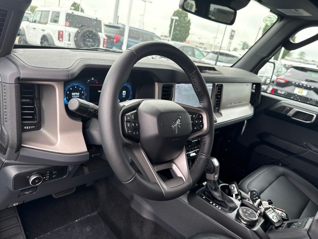 Ford Bronco Vehicle Full-screen Gallery Image 11
