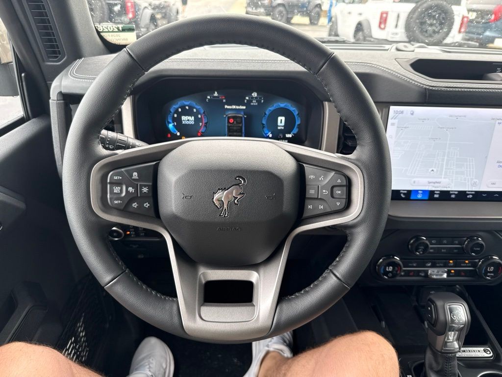 Ford Bronco Vehicle Full-screen Gallery Image 13