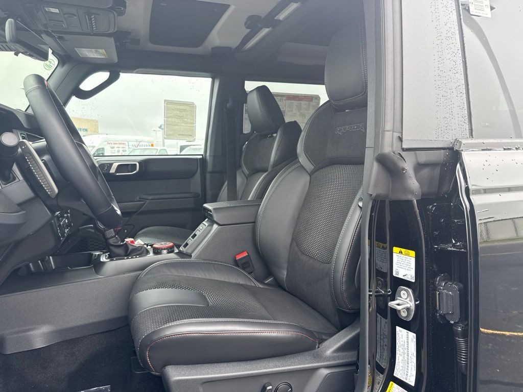 Ford Bronco Vehicle Full-screen Gallery Image 2
