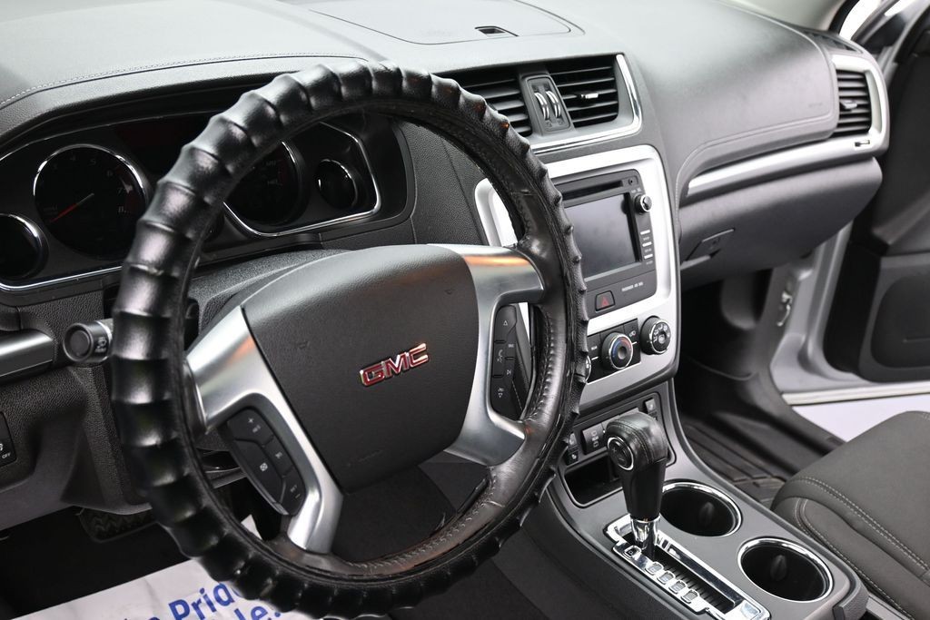 GMC Acadia Vehicle Full-screen Gallery Image 13