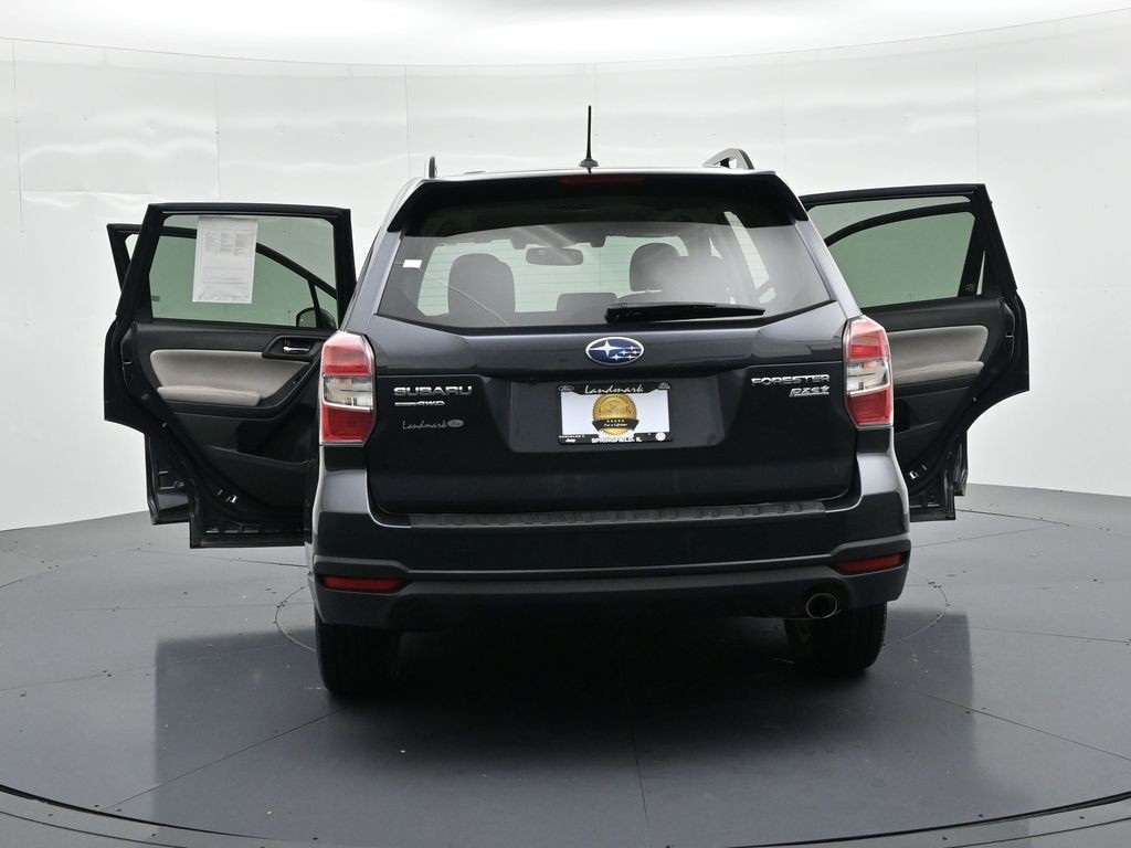 Subaru Forester Vehicle Full-screen Gallery Image 25