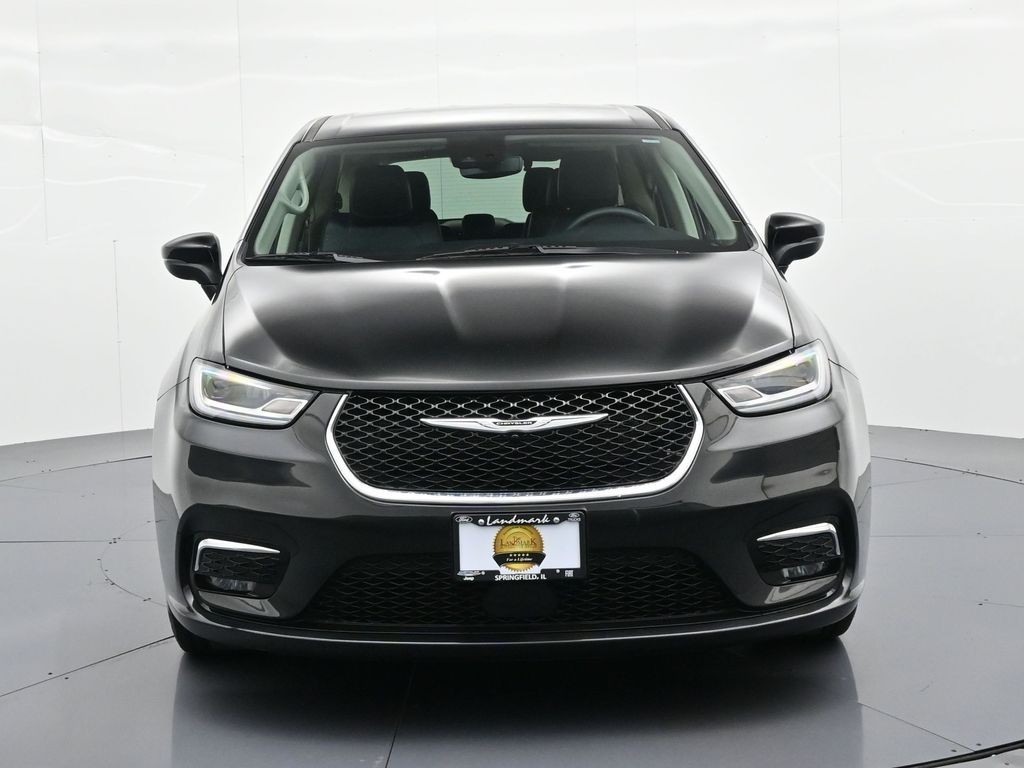 Chrysler Pacifica Vehicle Full-screen Gallery Image 3