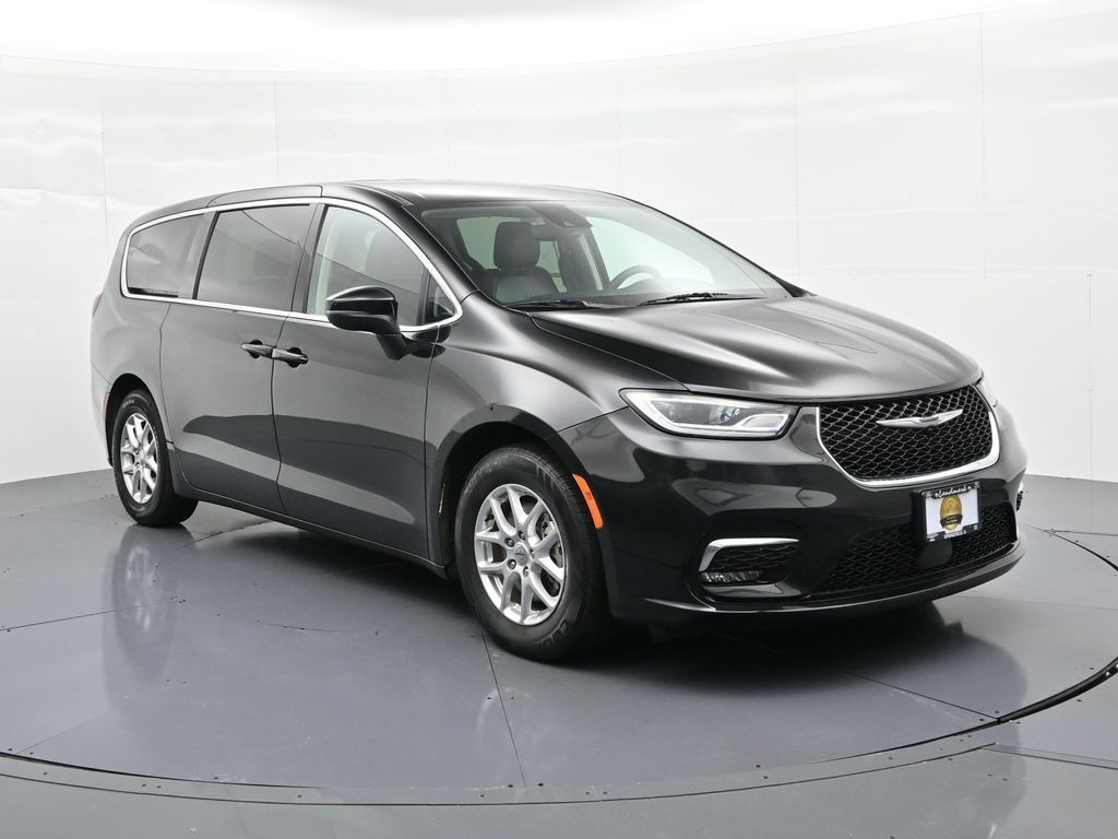 Chrysler Pacifica Vehicle Full-screen Gallery Image 4
