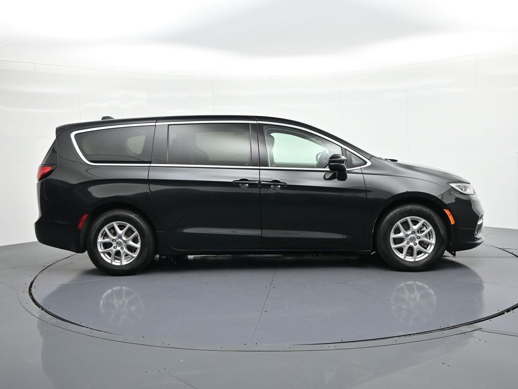 Chrysler Pacifica Vehicle Full-screen Gallery Image 5