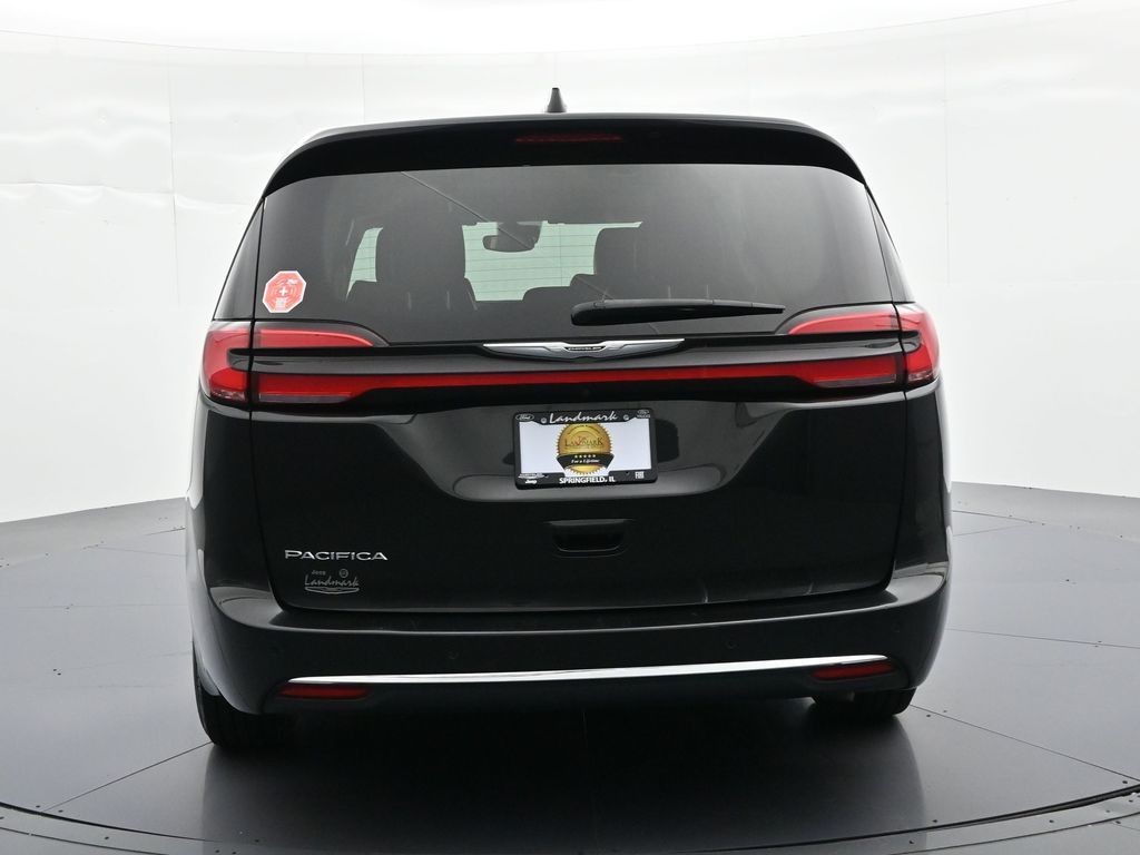 Chrysler Pacifica Vehicle Full-screen Gallery Image 7