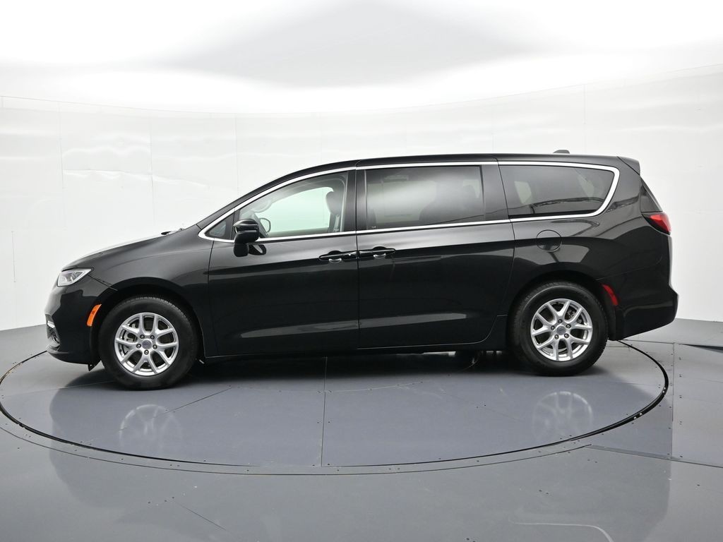 Chrysler Pacifica Vehicle Full-screen Gallery Image 9