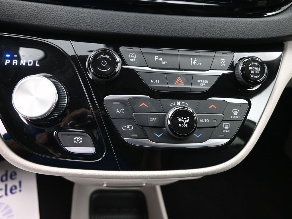 Chrysler Pacifica Vehicle Full-screen Gallery Image 12