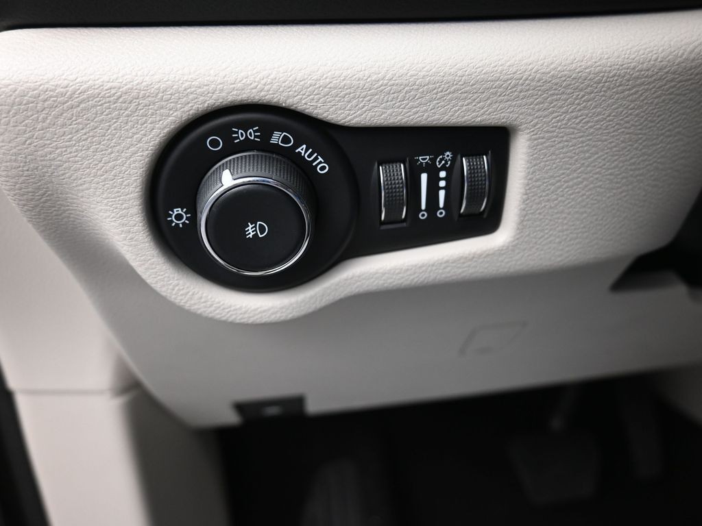 Chrysler Pacifica Vehicle Full-screen Gallery Image 17