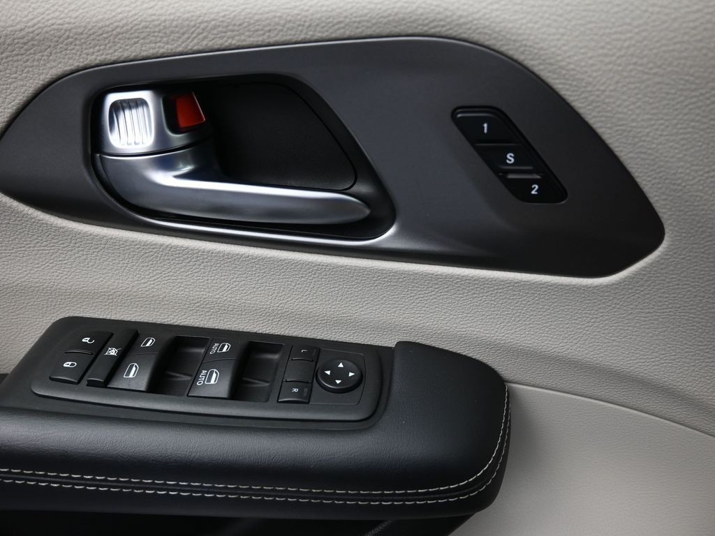 Chrysler Pacifica Vehicle Full-screen Gallery Image 18