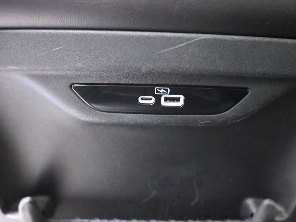 Chrysler Pacifica Vehicle Full-screen Gallery Image 21