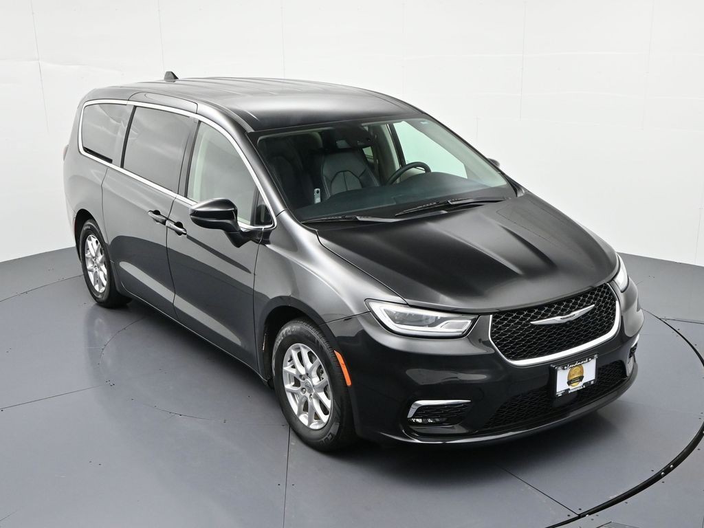 Chrysler Pacifica Vehicle Full-screen Gallery Image 22