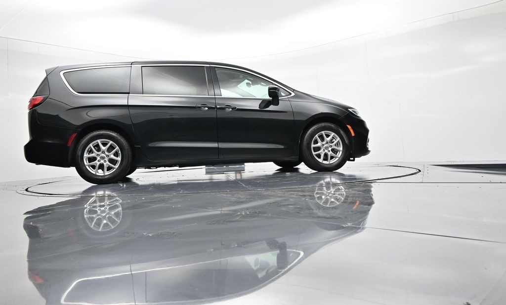 Chrysler Pacifica Vehicle Full-screen Gallery Image 29