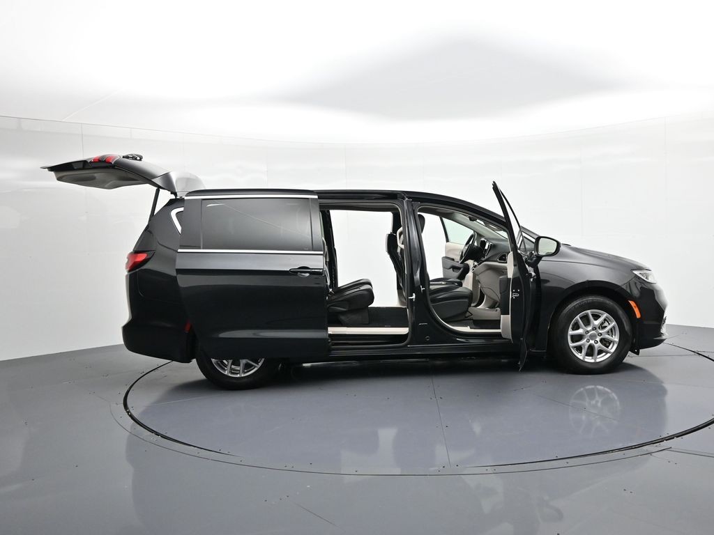 Chrysler Pacifica Vehicle Full-screen Gallery Image 30