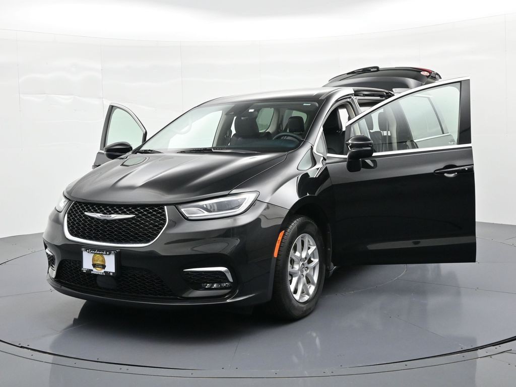 Chrysler Pacifica Vehicle Full-screen Gallery Image 32