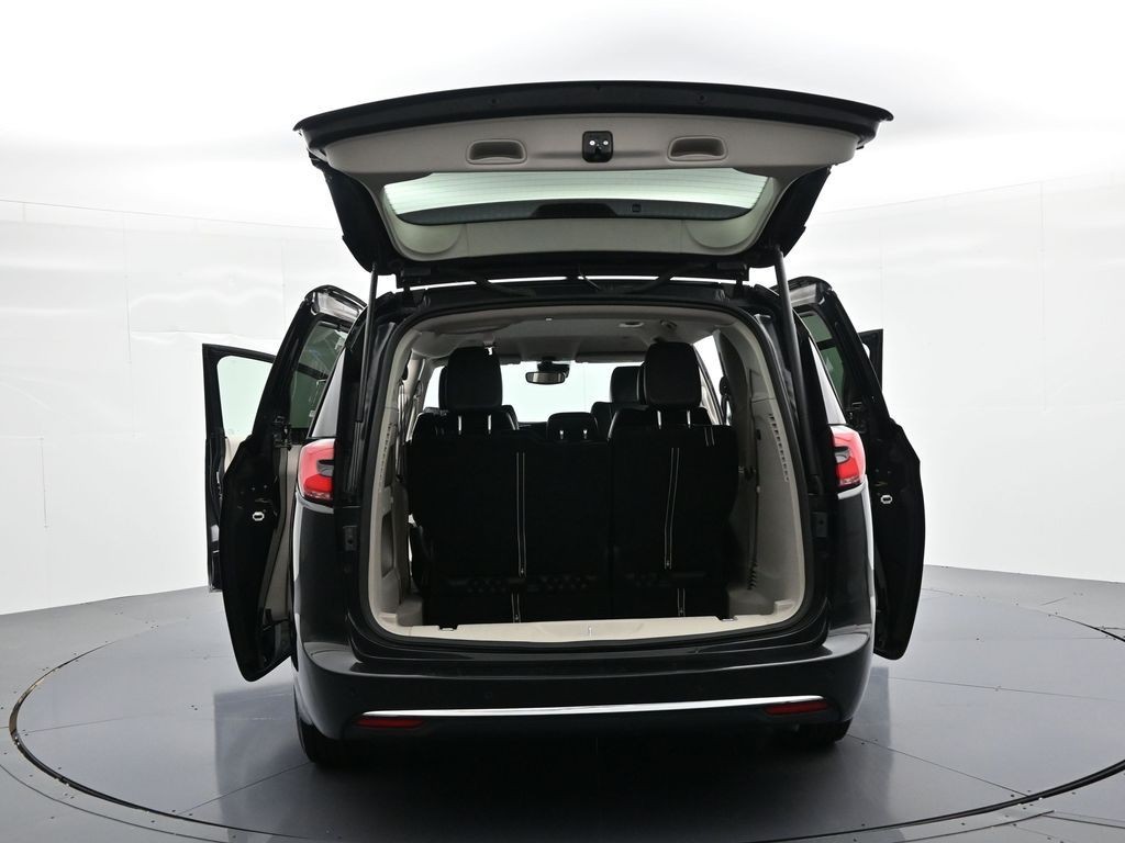 Chrysler Pacifica Vehicle Full-screen Gallery Image 33