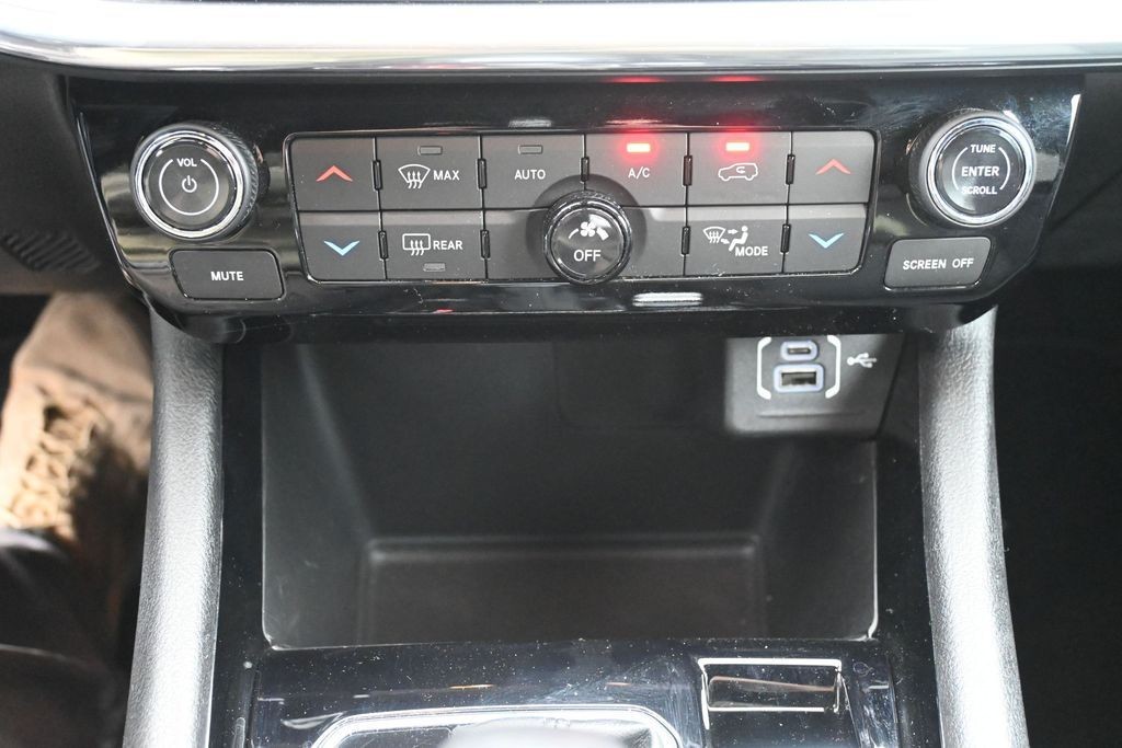 Jeep Compass Vehicle Full-screen Gallery Image 13