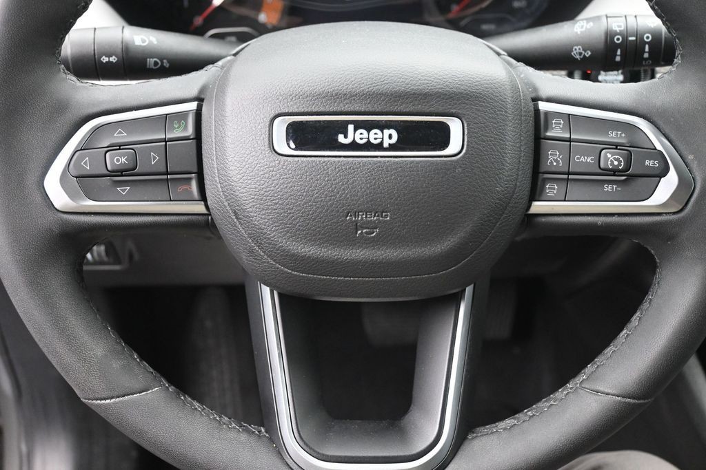 Jeep Compass Vehicle Full-screen Gallery Image 15