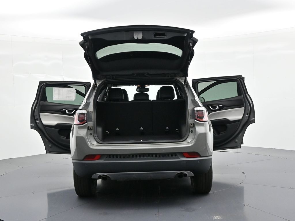 Jeep Compass Vehicle Full-screen Gallery Image 31