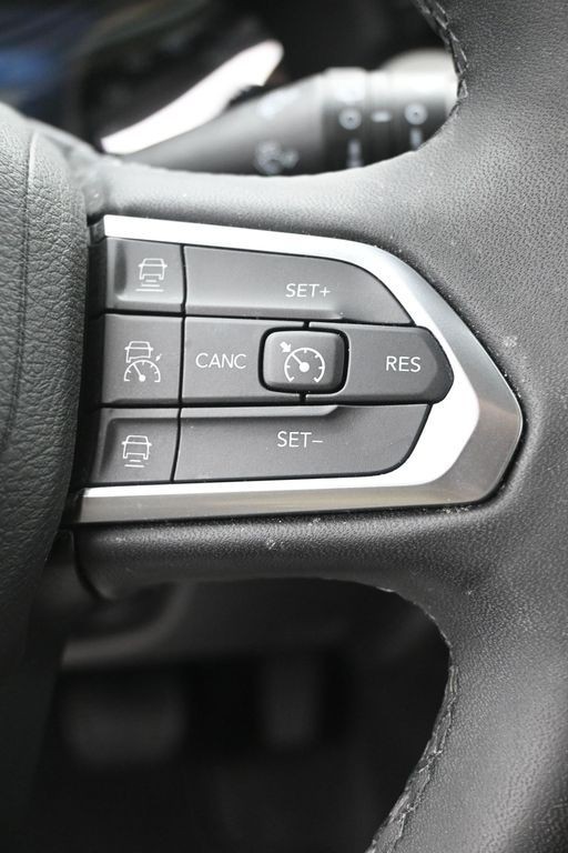 Jeep Compass Vehicle Full-screen Gallery Image 16